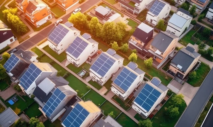 gruppo di case con impianti fotovoltaici che fanno parte della Comunità Energetiche Rinnovabili e condividono energia solare